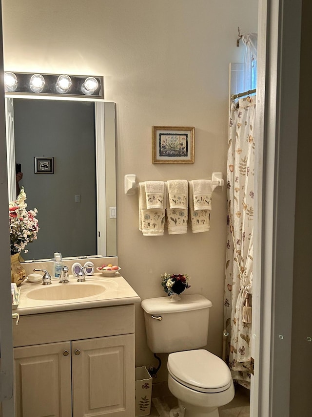 bathroom featuring a shower with shower curtain, vanity, and toilet
