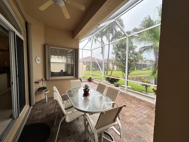 sunroom with ceiling fan