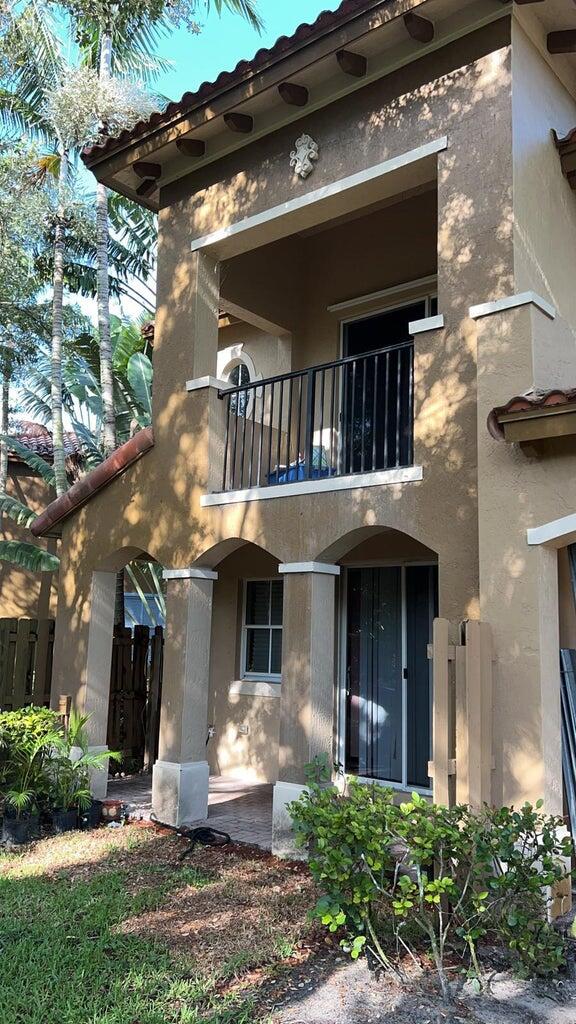 view of front of house with a balcony