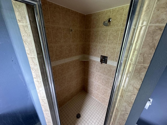 bathroom featuring a tile shower