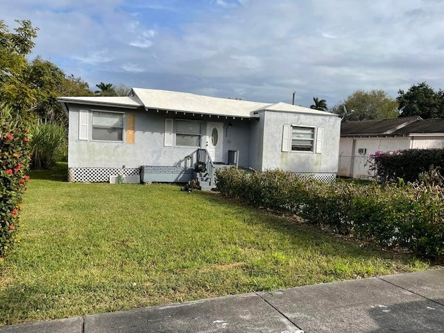 view of front facade featuring a front yard