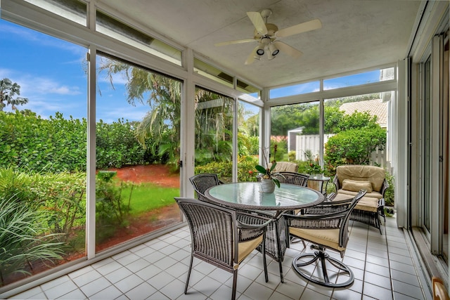 sunroom with ceiling fan