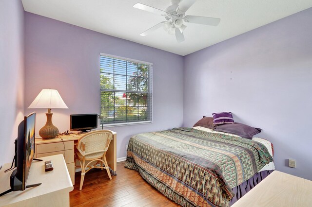 sunroom featuring ceiling fan