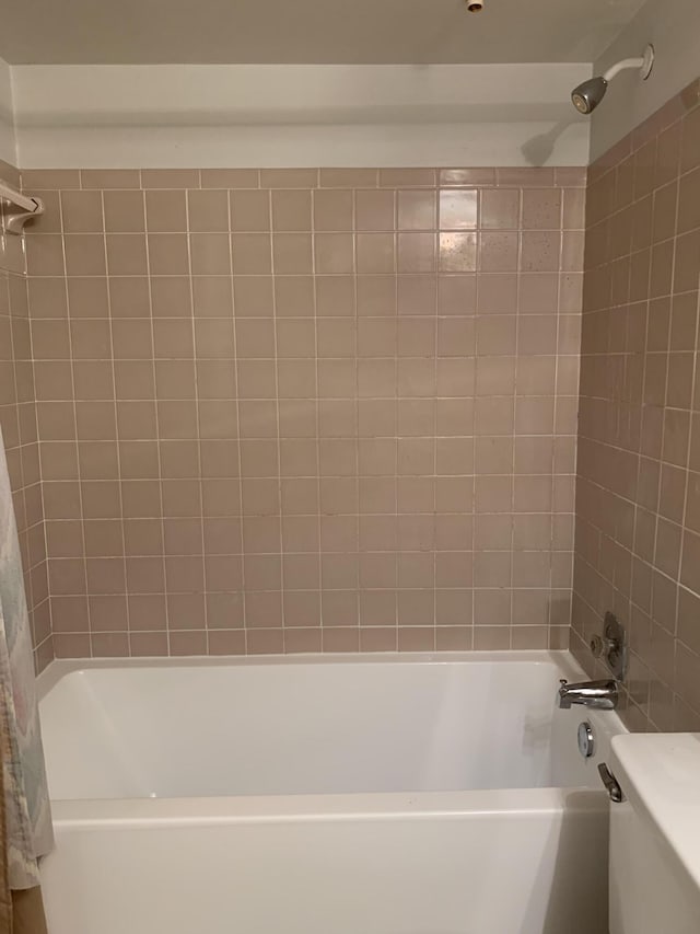 bathroom with tiled shower / bath