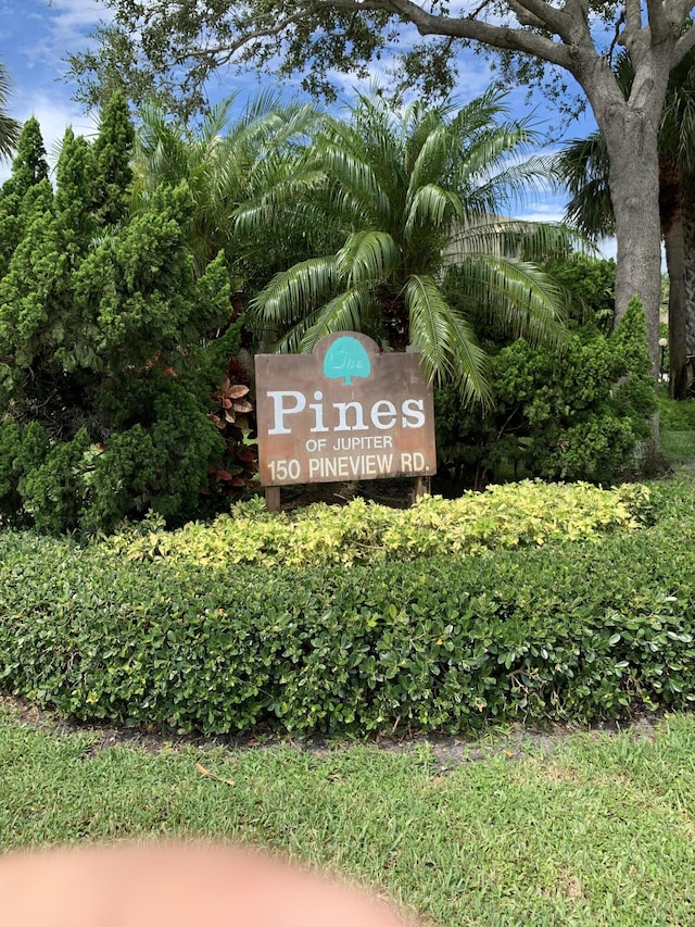 view of community / neighborhood sign