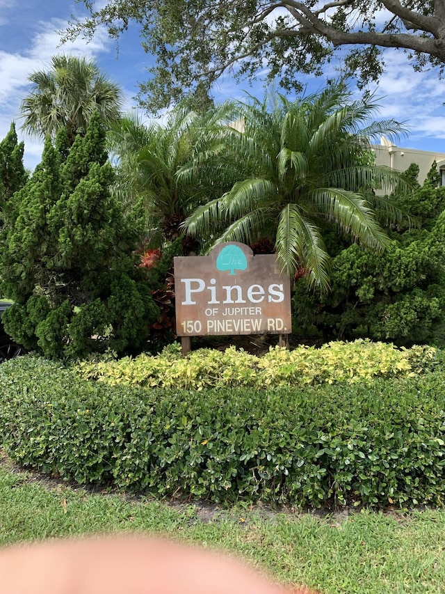 view of community / neighborhood sign