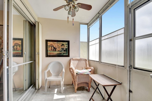 sunroom with ceiling fan