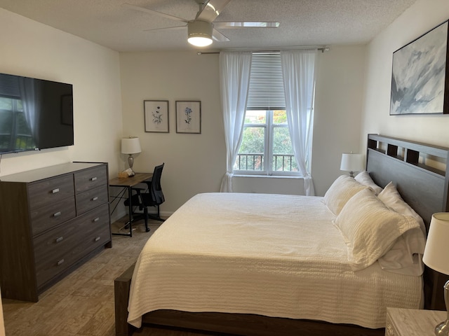 bedroom featuring a textured ceiling, light hardwood / wood-style floors, and ceiling fan