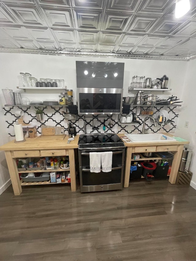 bar with double oven range, sink, and dark wood-type flooring