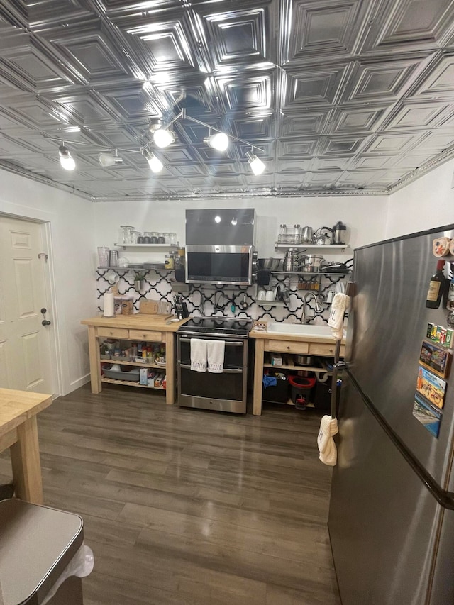 bar with sink, dark hardwood / wood-style flooring, and stainless steel appliances