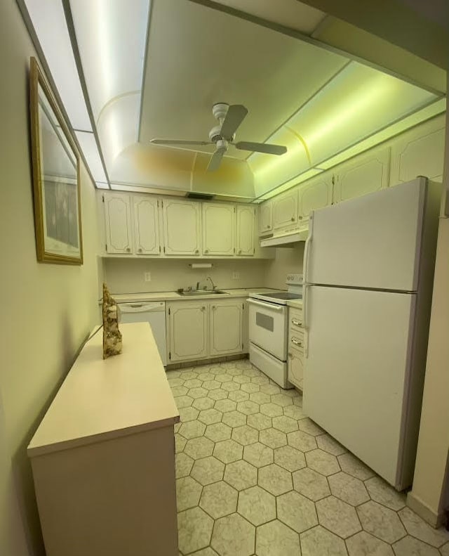 kitchen featuring sink, light tile patterned floors, ceiling fan, and white appliances