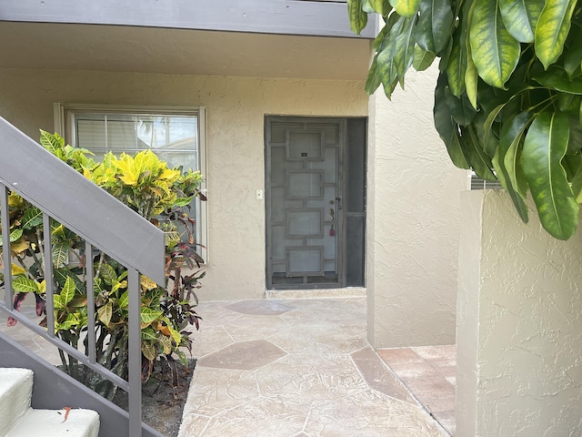 view of exterior entry featuring stucco siding