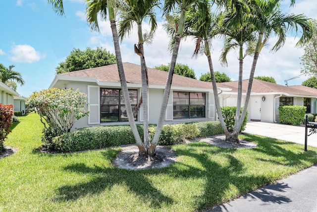 ranch-style house featuring a front lawn