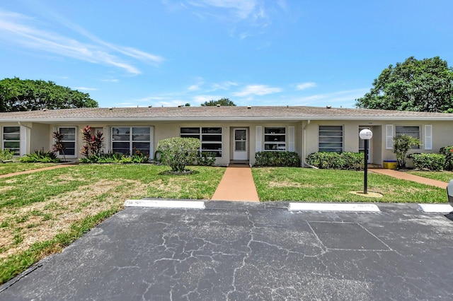 single story home featuring a front yard