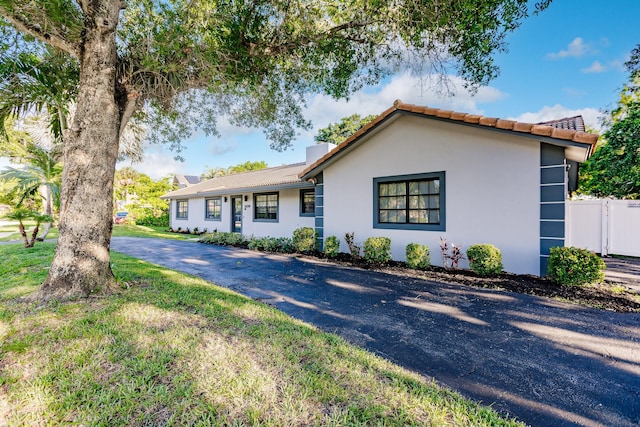 view of front of property featuring a front lawn