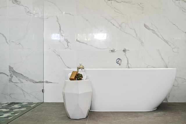 bathroom featuring tile walls