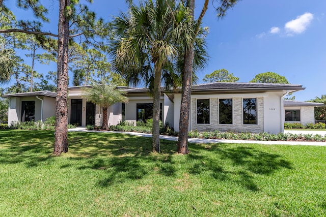 view of front of property featuring a front lawn