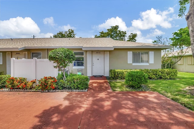 view of front of home featuring a front lawn