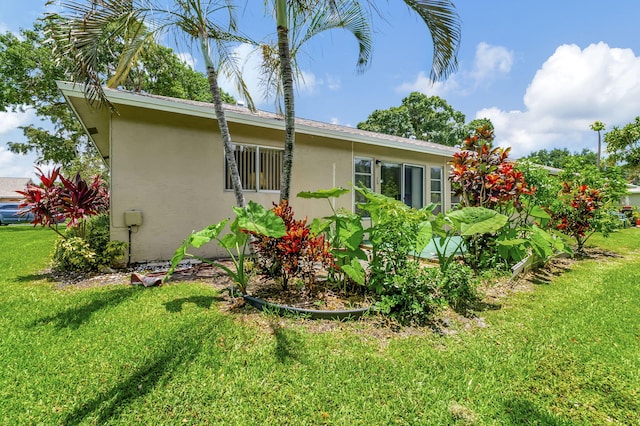 view of side of property featuring a lawn