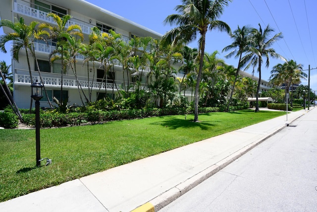 view of property's community featuring a yard