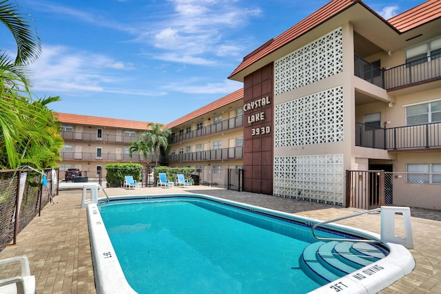 view of swimming pool