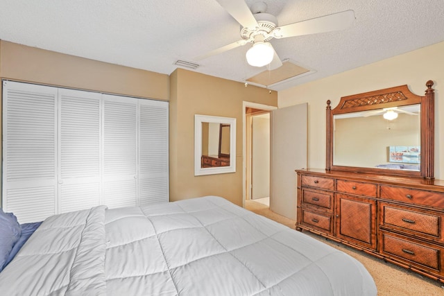 bedroom featuring ceiling fan, a closet, and a textured ceiling