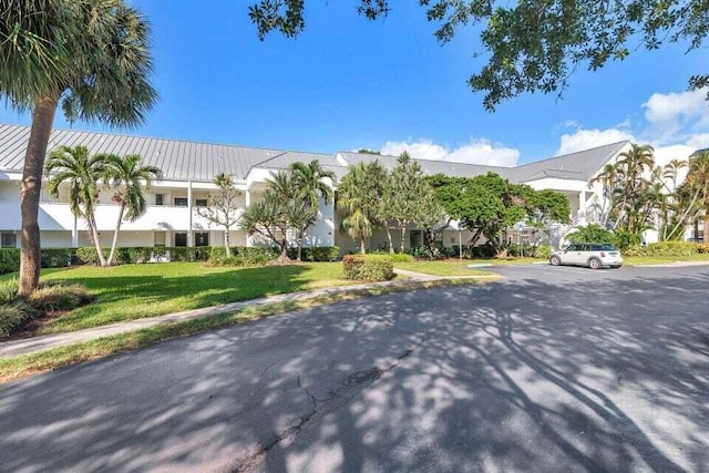 view of front of property with a front yard