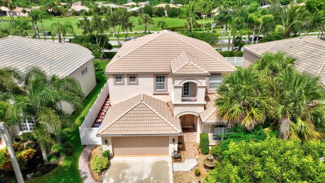 view of front of property featuring a balcony