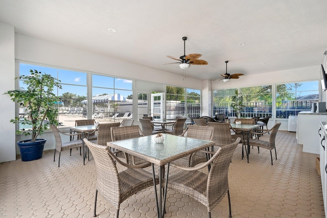 sunroom with ceiling fan