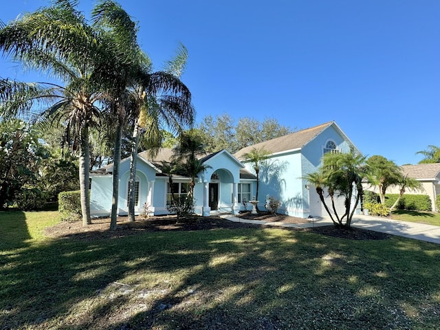 view of front facade featuring a garage and a front lawn