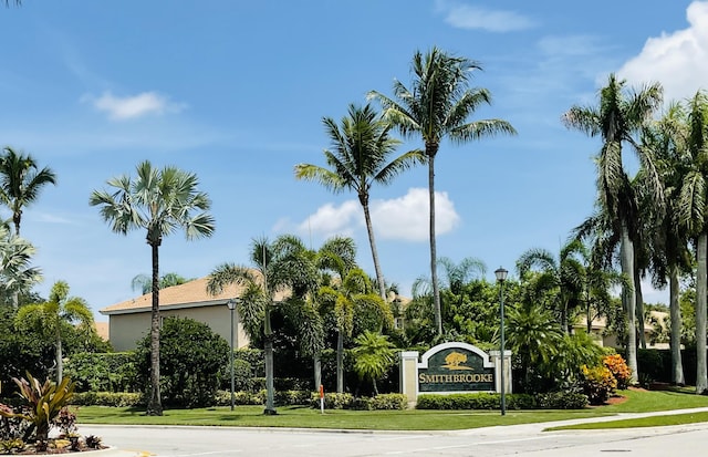 community sign with a lawn