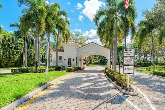 view of property's community featuring a lawn