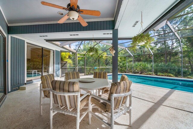 sunroom with ceiling fan