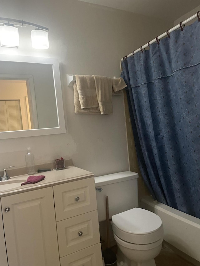 full bathroom with shower / bath combo with shower curtain, vanity, and toilet