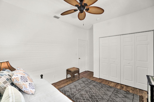 bedroom featuring wood finished floors, a closet, ceiling fan, and baseboards
