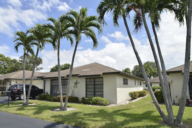 view of front of house featuring a front yard