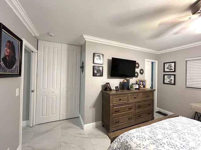 bedroom featuring a textured ceiling, crown molding, ceiling fan, and a closet