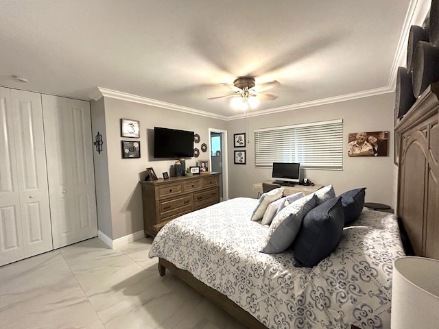 bedroom with crown molding, ceiling fan, and a closet