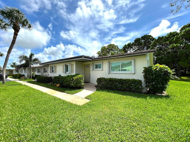 single story home with a front lawn