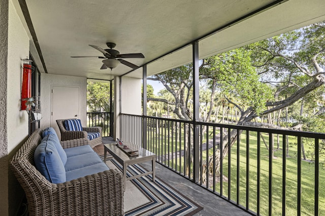 sunroom with ceiling fan