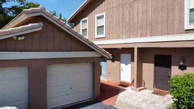 view of front facade featuring a garage