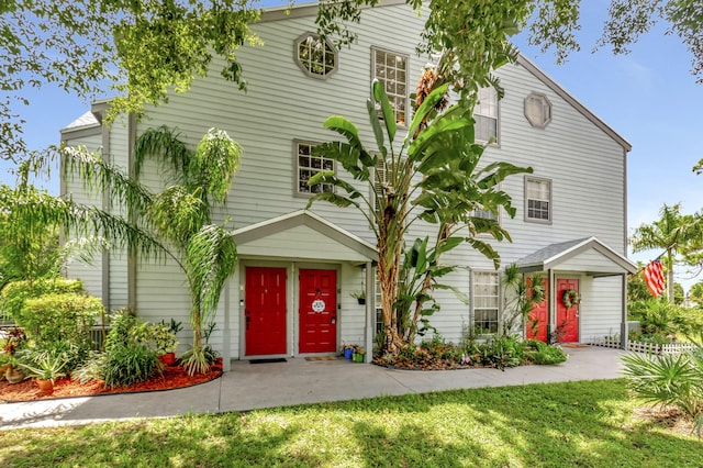 view of front of property featuring a front lawn