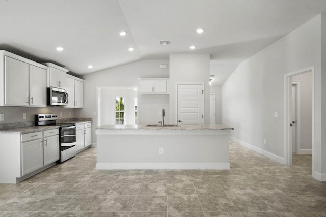 kitchen featuring a center island with sink, sink, lofted ceiling, and stainless steel appliances