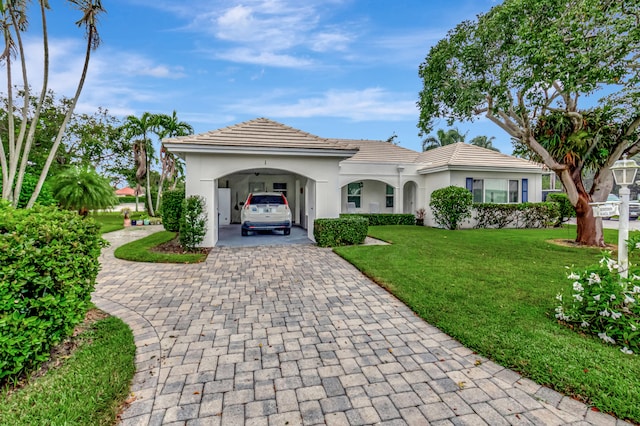 view of front of house with a carport and a front yard