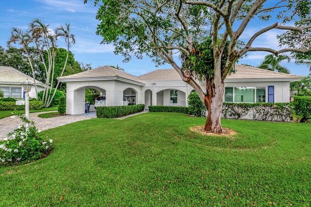 view of front of property featuring a front lawn