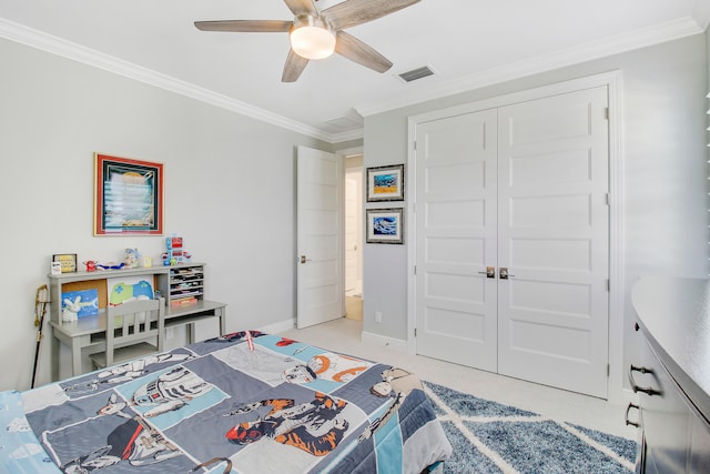 bedroom with a closet, ceiling fan, light carpet, and ornamental molding