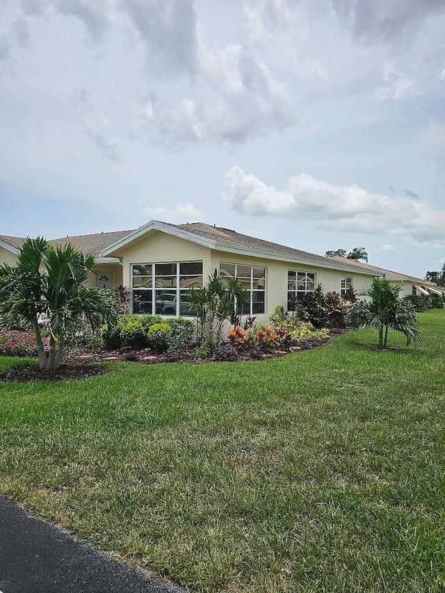 view of front facade featuring a front yard