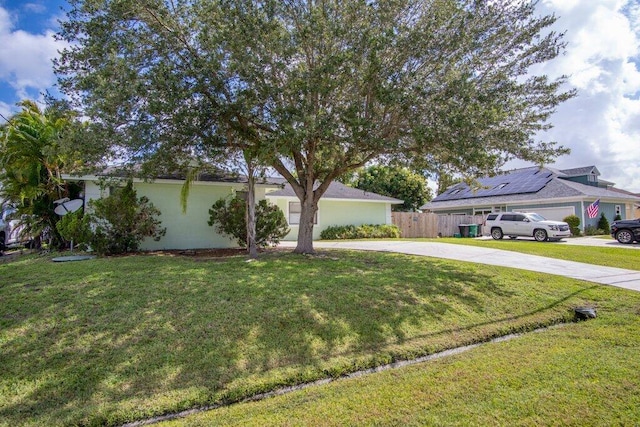 view of front of house featuring a front lawn