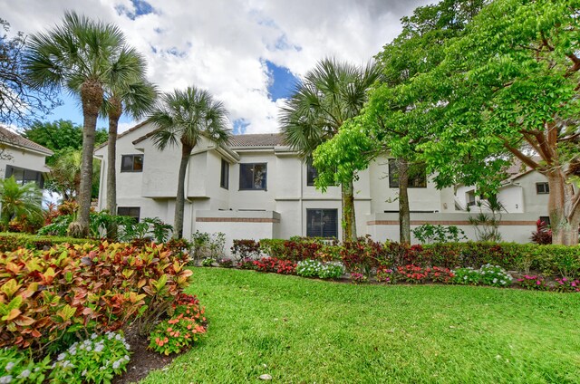 view of front facade with a front lawn