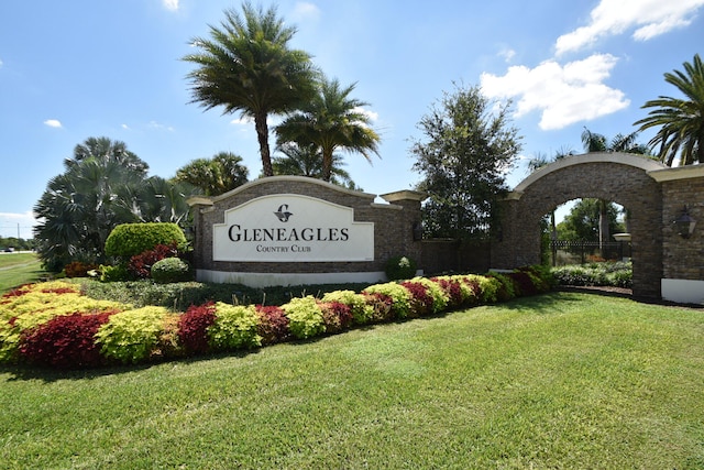 community / neighborhood sign featuring a yard